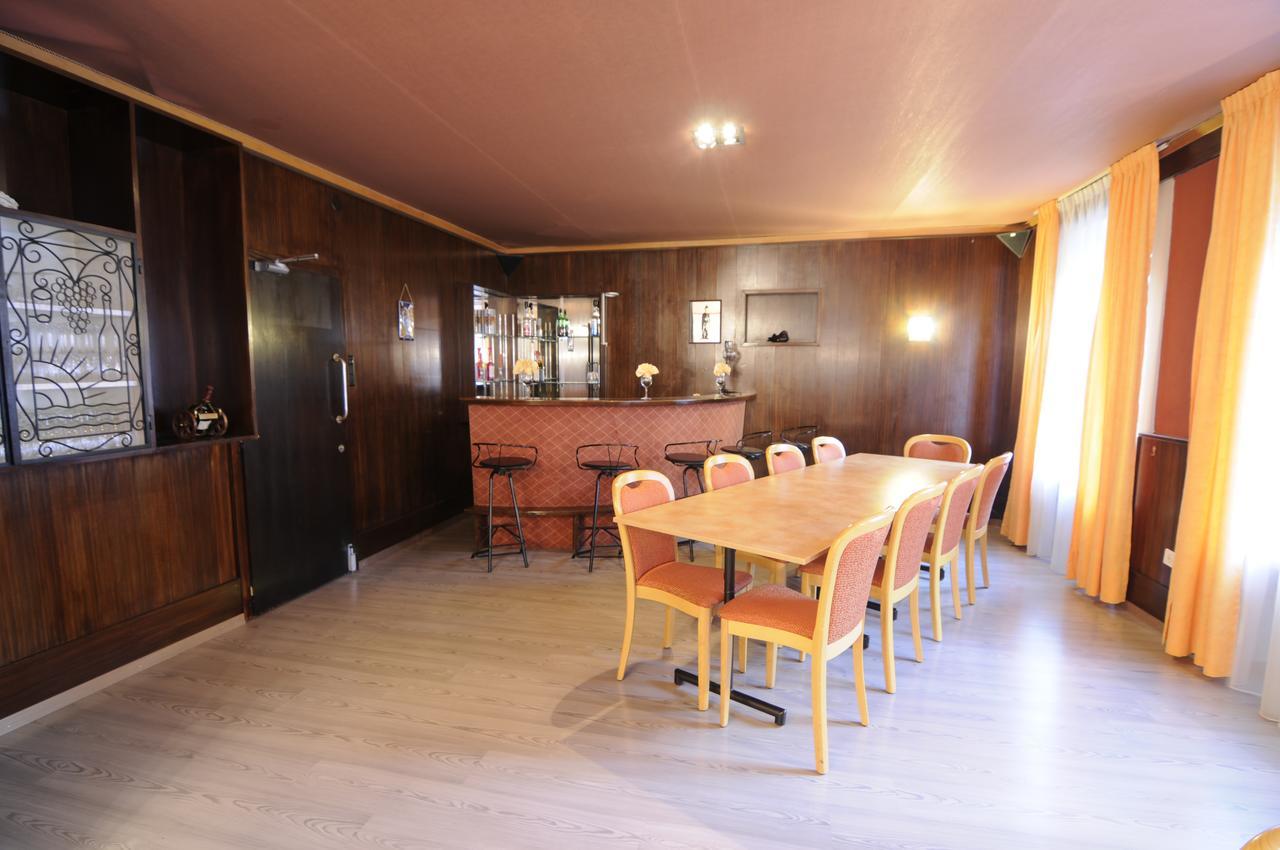 Hôtel de la Croix-Blanche Cressier Extérieur photo